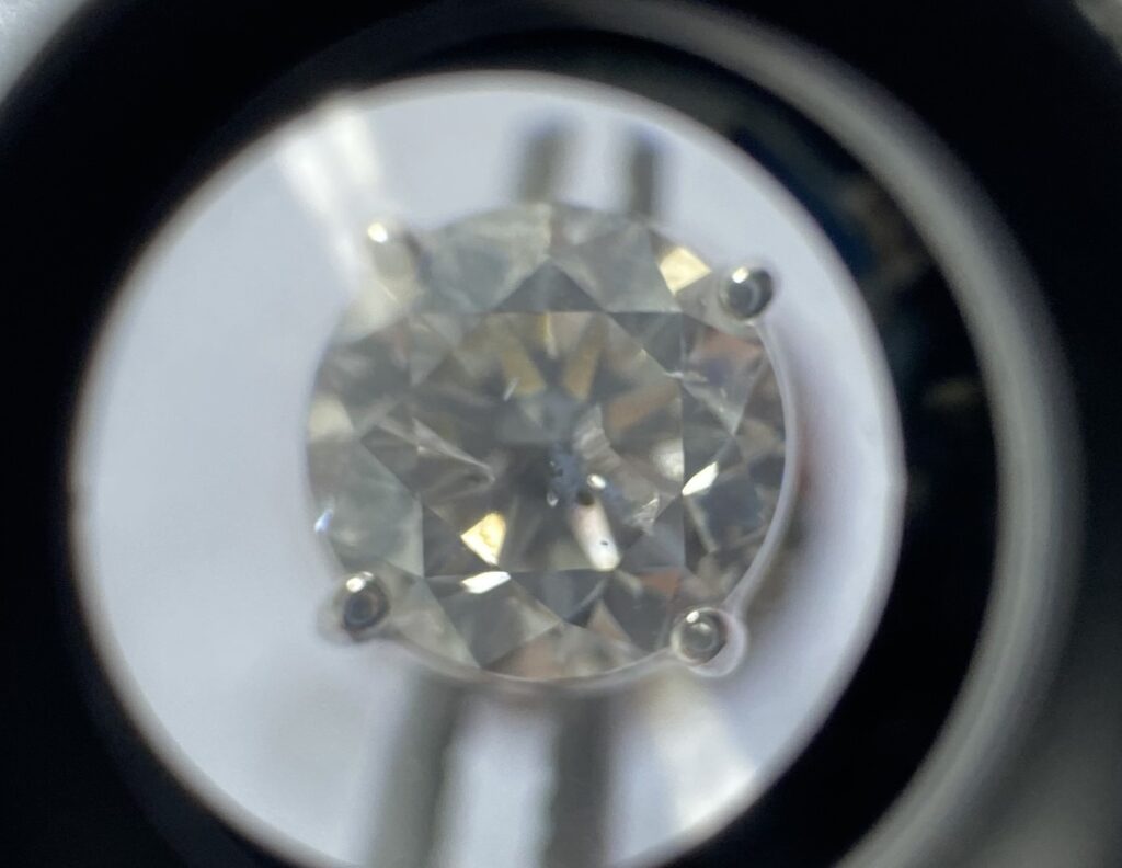 SI2 round diamond under 10X magnification