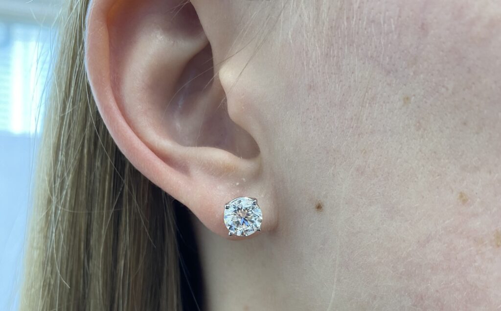 1.53 carat G/SI2 Round diamond stud