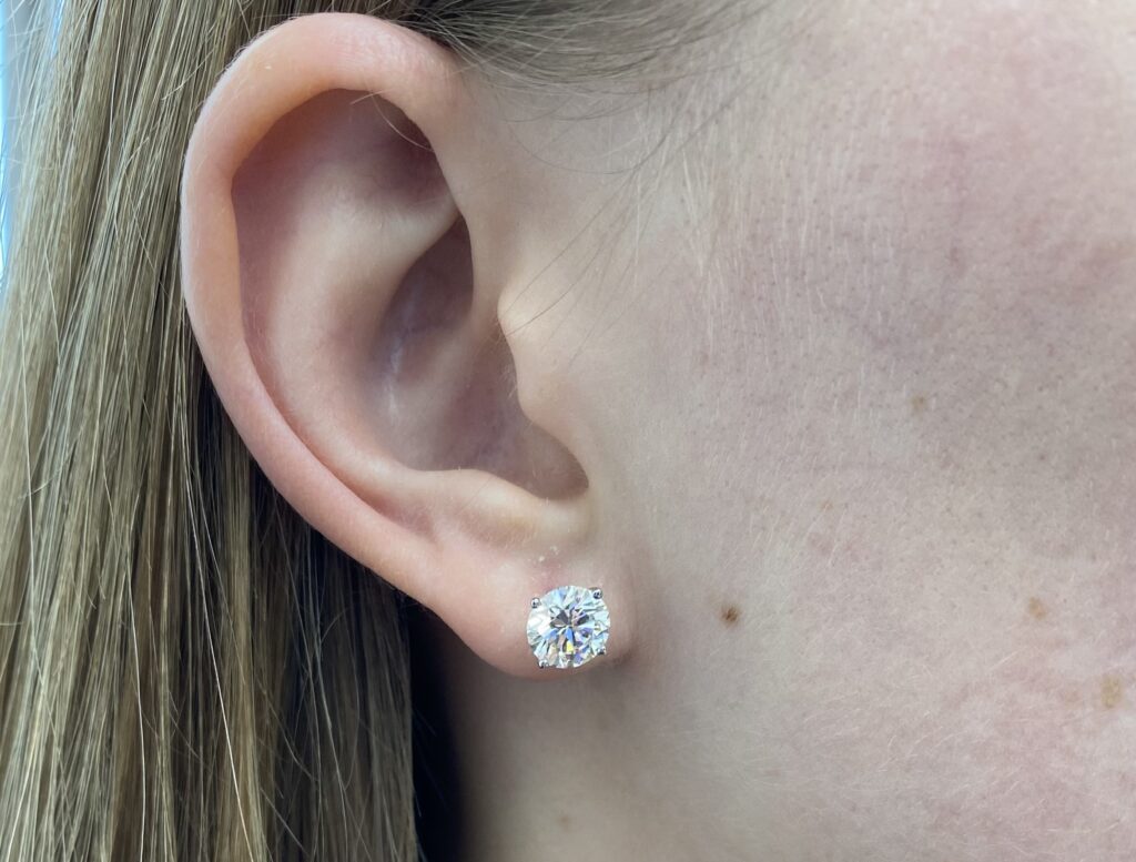 1.50 carat I/VVS2 Round diamond stud